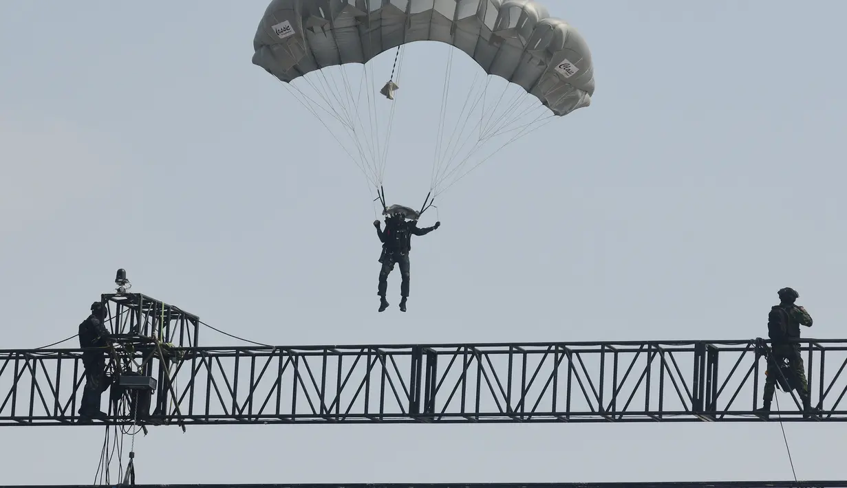 Puncak peringatan HUT ke-80 TNI di lapangan Monumen Nasional (Monas), Jakarta, Minggu (5/10/2025) dimeriahkan dengan beragam atraksi dan simulasi tempur. (merdeka.com/Arie Basuki)