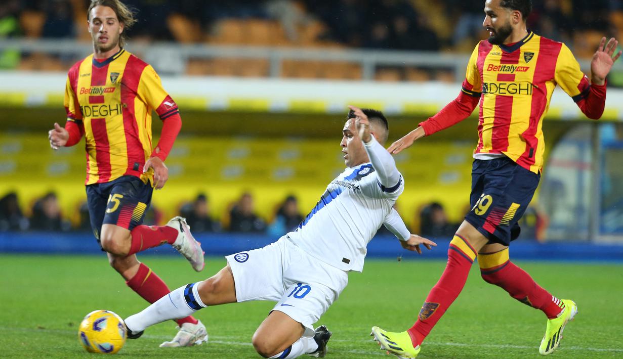 Pemain Inter Milan, Lautaro Martinez, berusaha melepaskan tendangan saat melawan Lecce pada laga pekan ke-26 Serie A 2023/2024 di Ettore Giardiniero, Senin (26/02/2024). Lautaro pun pemain non-Italia ketiga yang meraih 100 gol Serie A bersama Inter Milan. Dia menyamai pencapaian Stefano Nyers dan Mauro Icardi. (AFP/Carlo Hermann)