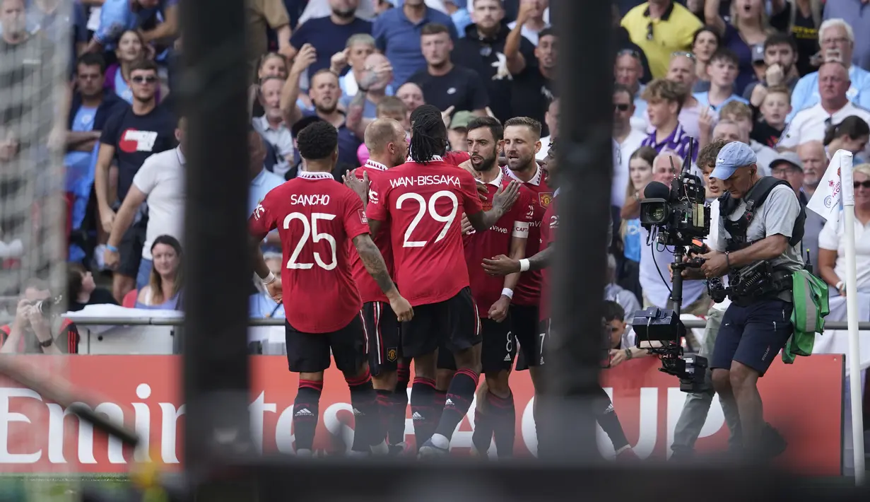 <p>Sementara itu, satu gol Manchester United tercipta dari tendangan penalti Bruno Fernandes pada menit ke-33. (AP Photo/Dave Thompson)</p>