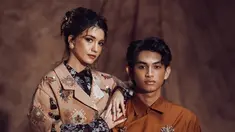 Rio Motret akui sulit memilih foto Cassandra Lee dan Ryuken Lie untuk diunggah di Instagram. Bernuansa cokelat, pasangan ini bikin terkesima. Cassandra Lee cantik dengan busana bercorak, sementara Ryuken Lie mengenakan busana polos. Diketahui pasangan muda ini mengenakan busana dari Mel Ahyar dan di-styling oleh fashion stylish Doley Tobing. (Liputan6.com/IG/@riomotret)