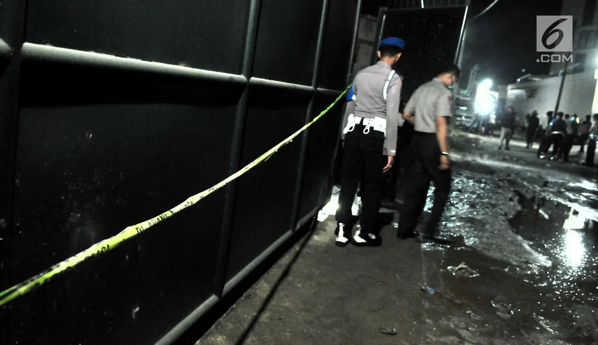 Sejumlah polisi berjaga di depan pabrik kembang api di Kosambi, Tangerang, Banten, Kamis (26/10). Kebakaran di tempat pembuatan kembang api ini menewaskan setidaknya 47 orang karyawan dan puluhan lainnya terluka bakar. (Liputan6.com/Helmi Afandi)