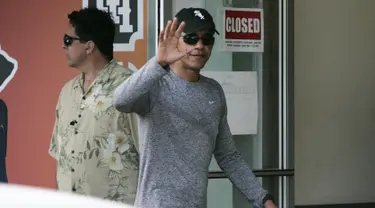 Presiden AS Barack Obama menyapa warga usai membeli es disebuah toko minuman dengan keluarga dan teman-teman selama liburan Natal di Kailua, Hawaii, (27/12/2015). (REUTERS/Hugh Gentry)