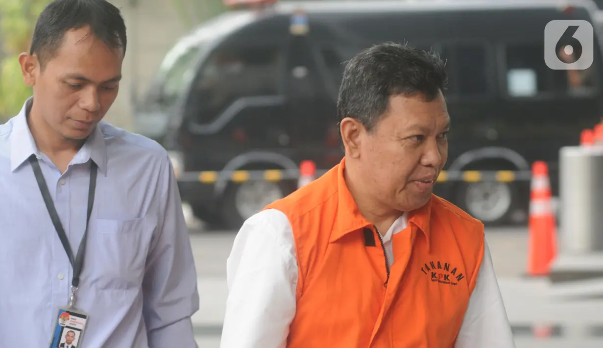 Direktur Utama PTPN III (Persero), Dolly Pulungan dikawal petugas tiba di Gedung KPK, Jakarta, Kamis (28/11/2019). Dolly Pulungan diperiksa sebagai tersangka terkait menerima suap pengelolahan Distribusi gula di PTPN III. (merdeka.com/Dwi Narwoko)
