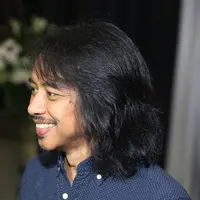 Bersama dengan istrinya, Dewa Budjana terlihat hadir dalam konser nostalgia '30th Anniversary Concert Kerinduan Sheila Majid'. (Andy Masela/Bintang.com)