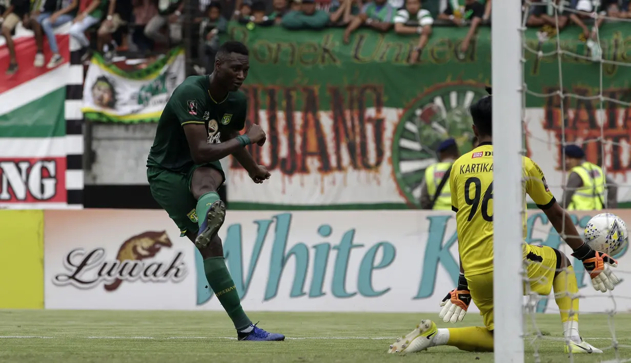 Striker Persebaya Surabaya, Amido Balde, melepaskan tendangan ke gawang Arema FC pada laga final Piala Presiden 2019 di Stadion Gelora Bung Tomo, Selasa (9/4). Kedua tim bermain imbang 2-2. (Bola.com/Yoppy Renato)