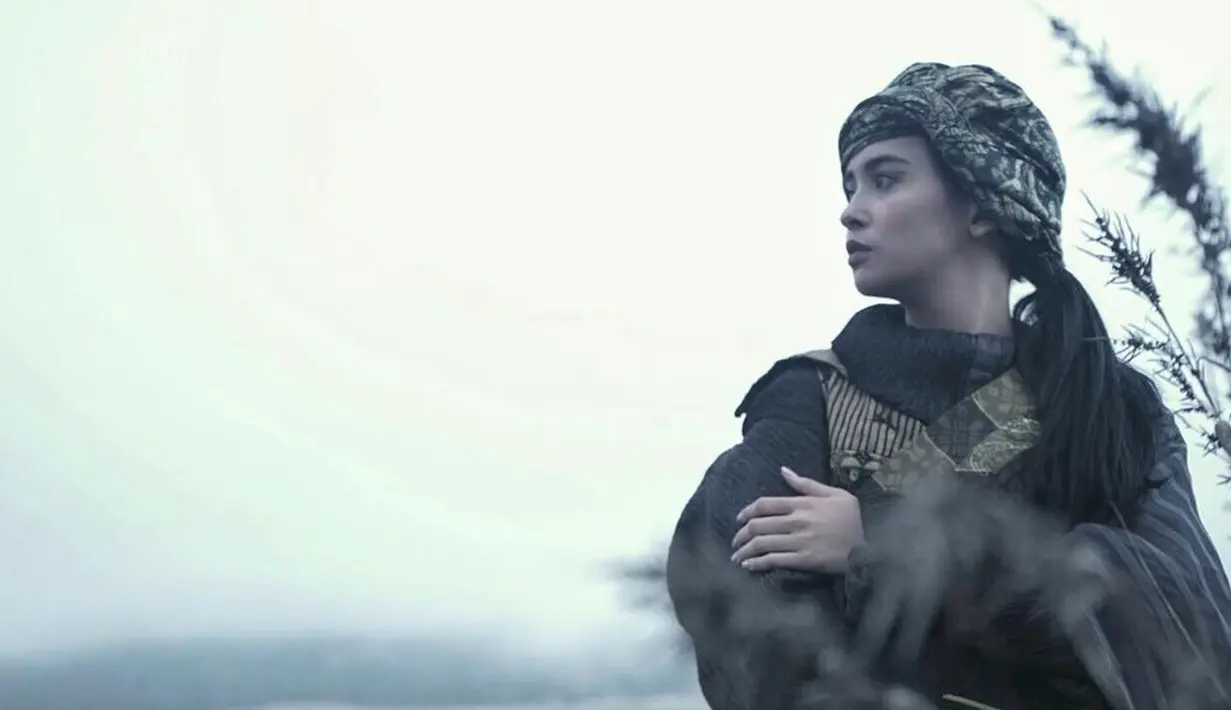 Tak hanya berkunjung di pantai, Ayushita juga menikmati pemandangan Gunung Bromo. Memakai jaket dengan bucket hat tentara, gaya Ayushita ala vintage ini terlihat menawan. (Liputan6.com/IG/@ayushita)