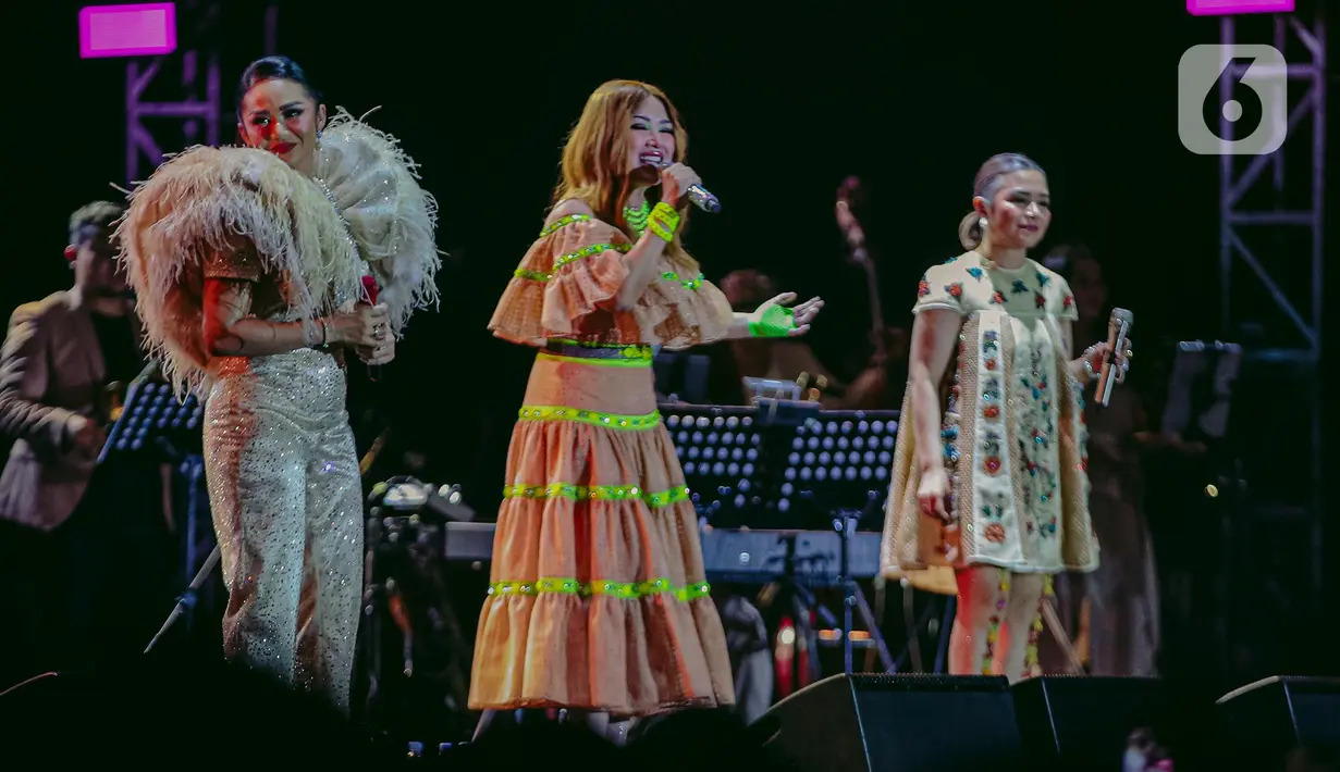 Grup vokal 3 Diva dan Erwin Gutawa memeriahkan hari pertama Synchronize Fest 2022 di Gambir Expo Kemayoran, Jakarta Pusat, Jumat (7/10/2022). Penampilan 3 Diva dan Erwin Gutawa mampu memukau dan menarik perhatian para penonton yang menyaksikan mereka di Synchronize Fest 2022. (Liputan6.com/Faizal Fanani)