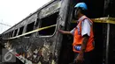 Sampai saat ini penyebab kebakaran masih belum diketahui, petugas masih menelusuri apa yang melatarbelakangi terbakarnya gerbong kereta api yang sedianya akan berangkat ke Surabaya itu, Jakarta, Kamis (25/8). (Liputan6.com/Faizal Fanani)