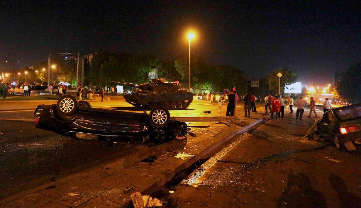 Sejumlah mobil hancur saat aksi menolak kudeta militer di Ankara , Turki , (16/7). Militer Turki melakukan kudeta dan memblokade Jembatan Bosphorus yang menghubungkan Asia dan Eropa. (REUTERS/Stringer )