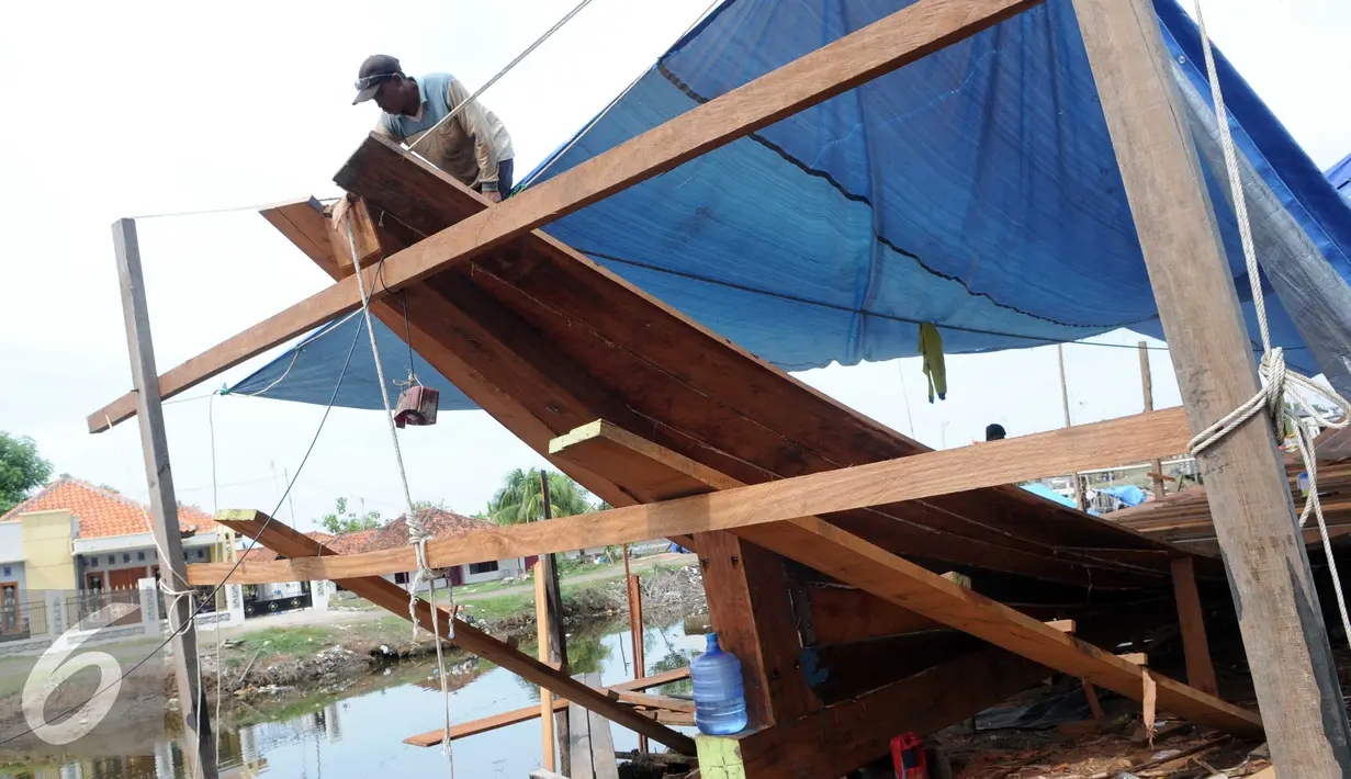 Pekerja menyelesaikan pembuatan perahu di Desa Balongan, Indramayu, Jawa Barat, Jumat (15/1/2016). Permintaan pembuatan kapal di atas 50 gross ton di Kabupaten Indramayu meningkat sejak 2015. (Liputan6.com/Helmi Afandi)