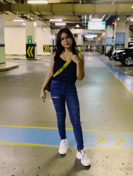 Dari sekian banyak koleksi sneakers miliknya, Jodie menyebut jika Louis Vuitton adalah yang paling mahal. Ia menambahkan harus menabung dan bekerja keras demi membeli sneakers incarannya. (Liputan6.com/IG/@brisiajodie96)
