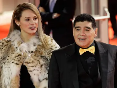 Legenda sepak bola Argentina Diego Maradona bersama kekasihnya, Rocio Oliva saat menghadiri undian Piala Dunia 2018 di Moskow, Rusia (1/12). Dalam acara tersebut, Maradona terlihat selalu ditemani sang kekasih. (AP Photo/Dmitri Lovetsky)