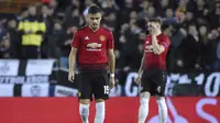 Ekspresi gelandang Man United, Andreas Pareira usai Manchester United kebobolan pada laga terakhir grup H Liga Champions yang berlangsung di stadion Mestalla, Valencia, Rabu (13/12). Manchester United kalah 1-2 atas Valencia. (AFP/Jose Jordan)