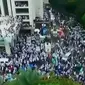 Banyaknya massa aksi 112, salat zuhur berjemaaah di Istiqlal dilakukan bergantian. Sementara hujan kembali mengguyur wilayah Sumbawa. 