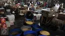 Pekerja membersihkan kedelai sebagai bahan pembuat tahu di Jakarta, Selasa (10/11). Menurunnya daya beli masyarakat menyebabkan sejumlah rumah produksi tahu menurunkan produksinya dari 100 kg per hari menjadi 70 kg per hari. (Liputan6.com/Johan Tallo)