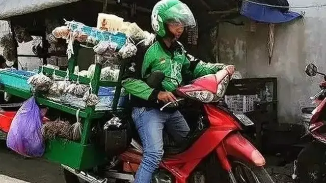 8 Potret Nyeleneh Driver Ojol saat Tunggu Penumpang, Ada yang Alih Profesi