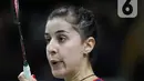 Pebulutangkis tunggal putri Spanyol, Carolina Marin saat melawan Nitchaon Jindapol (Thailand) pada babak pertama Indonesia Masters 2020 di Istora GBK, Jakarta, Rabu (15/1/2020). Carolina Marin unggul 21-13, 21-15. (Liputan6.com/Helmi Fithriansyah)