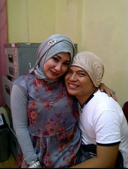 Ketertarikan Sari pada Faank diungkapkan pada teman kuliahnya, Uce Yolanda. "Saya suka dengan Kak Faank," kata Sari. "Benar Sari suka dengan Kak Faank?" tanya Uce penuh selidik. "Kebetulan sekali saya kenal dengan dia," lanjut Uce. (dok. Pribadi)