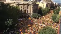 Puluhan ribu masyarakat Catalan berkumpul di pusat kota untuk melakukan long march dalam menyambut referendum. (Christanto / Instagram: @infia_fact)