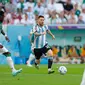 Pemain Argentina Lionel Messi berusaha melewati pemain Arab Saudi di pertandingan Grup C Piala Dunia Qatar 2022 yang berlangsung di Stadion Lusail, Doha, Selasa (22/11/2022). (AFP/Antonin Thuillier)