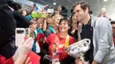 Penggemar wanita berpose dengan Roger Federer yang membawa trofi Australia Terbuka 2018 di Bandara Zurich, di Kloten, Swiss, (30/1). Federer memenangkan final tunggal putramelawan petenis Kroasia Marin Cilic. (Ennio Leanza/Keystone via AP)