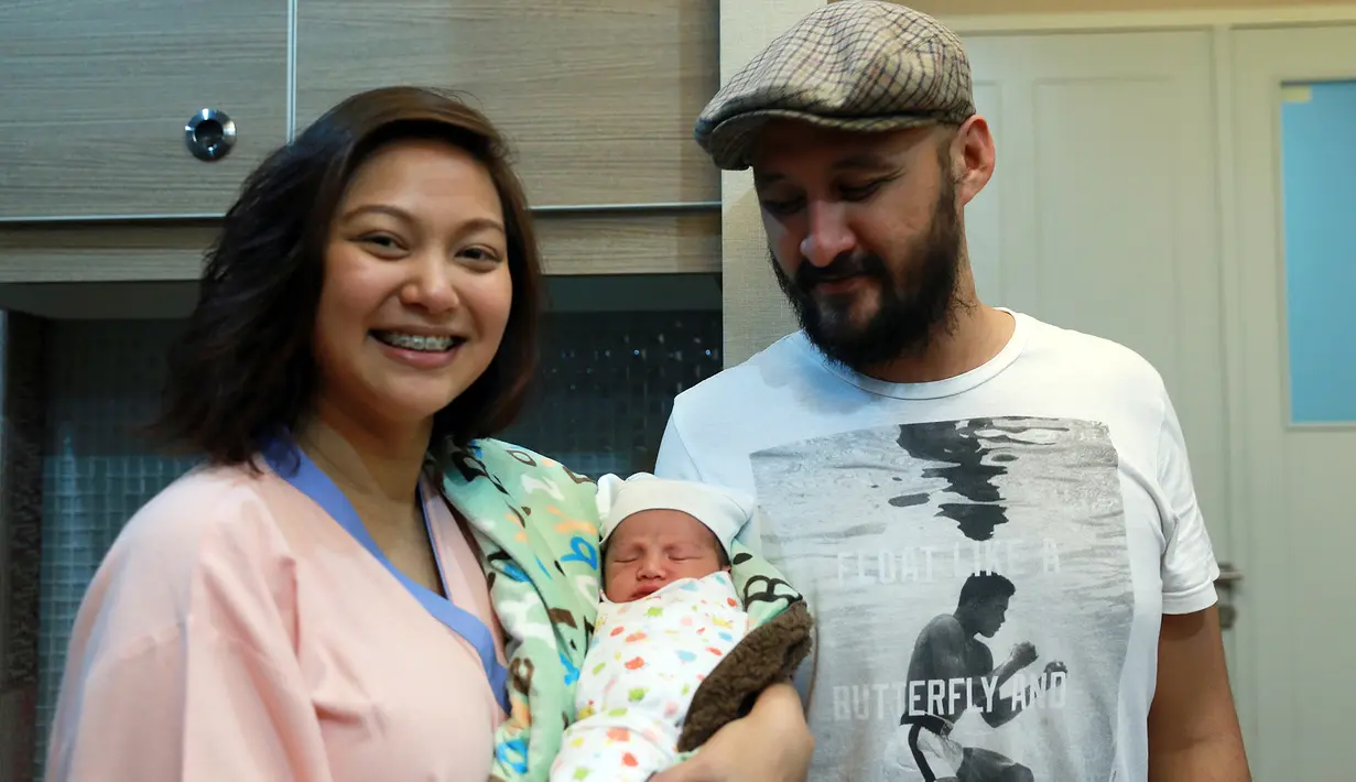 Aqi Alexa dan istri, Audrey Stephanie Meirina, bersama sang buah hati tercinta. (Wimbarsana/Bintang.com)