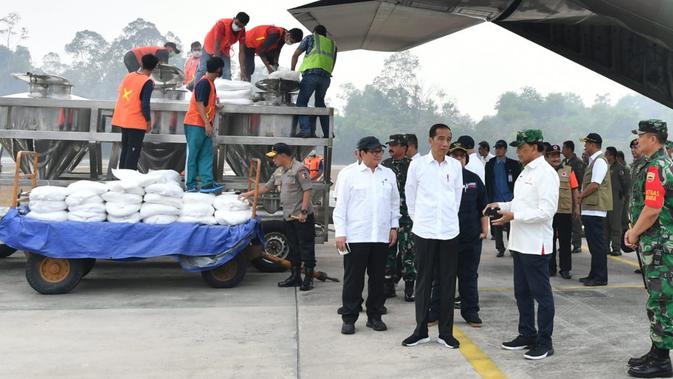 Presiden Joko Widodo (Jokowi) bersama rombongan meninjau kesiapan penyemaian garam di Pangkalan TNI AU Roesmin Nurjadin,, Kota Pekanbaru, Selasa (17/9/2019). Setidaknya, sebanyak 52 pesawat dikerahkan untuk memadamkan kebakaran hutan dan lahan (karhutla) di Riau. (Liputan6.com/HO/Biro Pers Setpres)