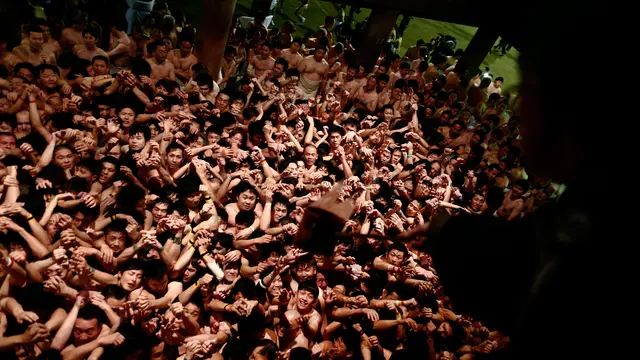 Pria Jepang Rebutan Tongkat Keberuntungan di Hadaka Matsuri