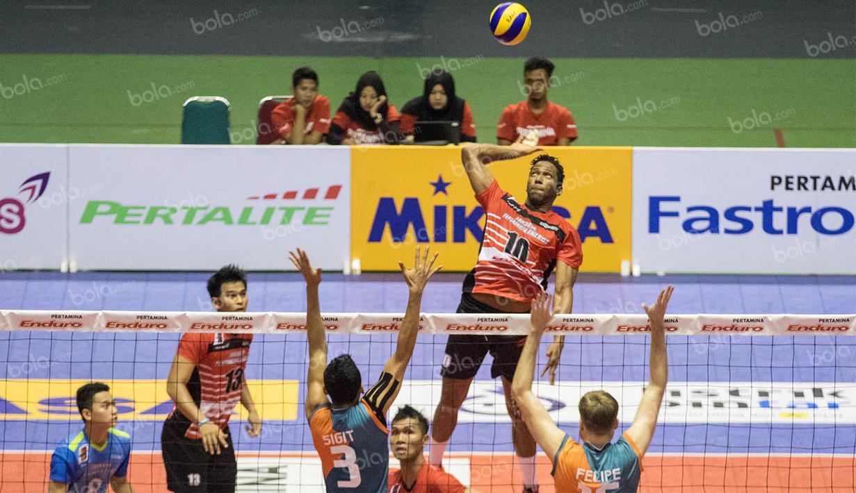 Pevoli Jakarta Pertamina Energi, Yosvany Hernandez, melakukan smash saat melawan Jakarta BNI Taplus. Skor kedua tim pada laga ini 25-22, 25-21, 25-22 untuk BNI Taplus. (Bola.com/Vitalis Yogi Trisna)