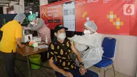 Petugas medis melakukan vaksinasi di vaksin keliling, Jakarta Timur, Minggu (31/07/2021). Bank DKI turut berkontribusi sebagai kolaborator pada 10 unit mobil vaksin keliling dalam program Mobil Vaksin Keliling guna menekan penyebaran Covid-19. (Liputan6.com/HO/Helmi)