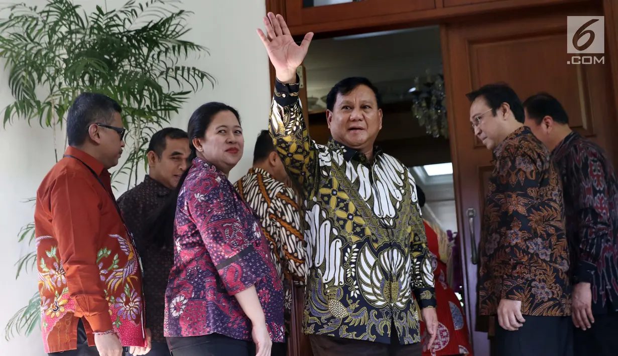 Ketua Umum Partai Gerindra Parbowo Subianto melambaikan tangan kepada awak media saat akan menggelar pertemuan dengan Ketua Umum PDIP Megawati Soekarnoputri di kediaman Megawati, Jalan Teuku Umar, Jakarta, Rabu (24/7/2019). Pertemuan berlangsung tertutup. (Liputan6.com/Helmi Fithriansyah)