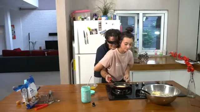 7 Momen Bryan dan Megan Domani saat Buat Kue Bareng, Seru Banget