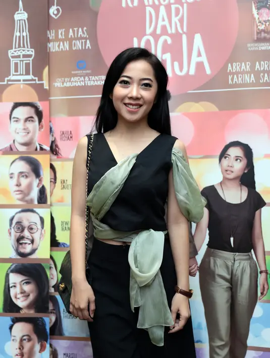 "Aku suka dapat mention dari beberapa orang mungkin pembaca setia Dwita Sari. Pokoknya kalau buku ini difilmin harus Karina Salim yang main soalnya kan dia badannya kecil," pungkas Karina Salim. (Adrian Putra/Bintang.com)
