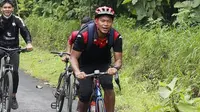 Kiper PSIS Semarang, Joko Ribowo saat bersepeda dengan anak didiknya di perbukitan Pati Selatan. (Dok Joko Ribowo)
