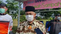 Presiden PKS Ahmad Syaikhu memantau pencoblosan di TPS Perumahan Acacia, Kecamatan Sukmajaya, Kota Depok, Rabu (9/12/2020). (Liputan6.com/Dicky Agung Prihanto)