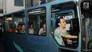 <p>Anak-anak berkebutuhan khusus dan kurang mampu sedang menaiki bus Blue Bird menyambut Hari Anak Nasional di Wahana KidZania Jakarta, Jumat (21/07). Kegiatan ini memberikan inpirasi agar mereka optimis meraih masa depan. (Liputan6.com/Pool)</p>