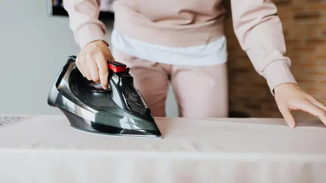 Setrika Pakaian Sebelum Disimpan