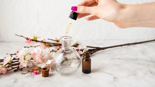 Rekomendasi Aroma Parfum untuk Wanita Bekerja (photo by freepik.com)