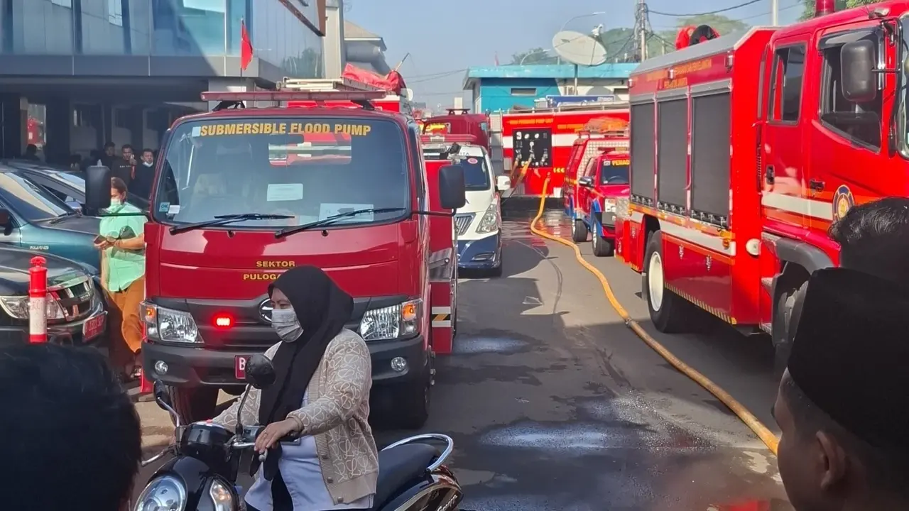 Kebakaran melanda lantai dua Rumah Sakit Pengayoman Cipinang, Jatinegara, Jakarta Timur, Senin (1/12/2025).