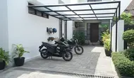 9 Ide Membuat Area Parkir Motor Tetap Rapi di Rumah Tanpa Garasi, Nyaman dan Fungsional