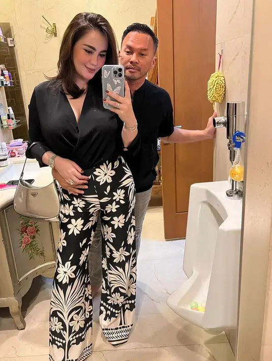 Mirror Selfie bersama suami, Jennifer Dunn memadukan kemeja hitam, long pants bermotif, dan shoulder bag dari Prada. [Foto: IG/jennifer_haris89].