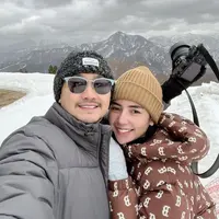 Kebahagiaan menyelimuti mantan suami Dewi Perssik,  Angga Wijaya. Belum setahun setelah resmi cerai, Angga kembali menikah dengan wanita cantik.  Penampilan istri baru Angga menarik perhatian warganet. Banyak yang penasaran dengan Nurul Kamaria, istri baru Angga. [Instagram/nggawijaya88]