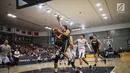 Pebasket putra Indonesia Dhyaska Andakara Prastawa berebut bola dengan pebasket Thailand pada semifinal SEA Games 2017 di MABA Stadium, Kuala Lumpur, Jumat (25/8). Tim Basket Indonesia menang atas Thailand dengan skor 79-74. (Liputan6.com/Faizal Fanani)