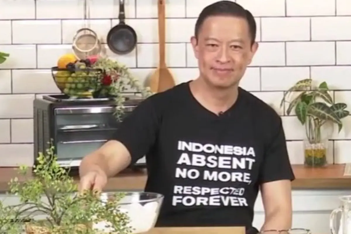 Penuhi Permintaan Menggoreng Kerupuk, Warganet Masih Penasaran dengan Satu Keahlian Tom Lembong Lainnya.  foto; TikTok @pasteinfo