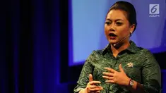 Sejak masa kanak-kanak ia yang sering dipanggil dengan "bu Eka" ini telah berjuang untuk meraih mimpi-mimpinya