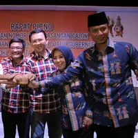 Ketiga pasangan Calon Gubernur dan Wakil Gubernur DKI Jakarta tos bersama usai Rapat Pleno Pengundian Nomor Urut pasangan Cagub dan Cawagub DKI Jakarta, Selasa, (25/10). (Liputan6/JohanTallo)