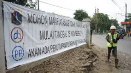 Sebuah spanduk pemberitahuan terpasang di jalur putar balik kawasan Lenteng Agung, Jakarta, Kamis (14/11/2019). Mulai 15 November 2019, jalur putar balik tersebut akan ditutup terkait pembangunan flyover yang saat ini telah mulai dikerjakan. (Liputan6.com/Immanuel Antonius)