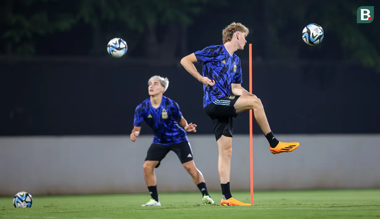 <p>Pemain Timnas Argentina U-17, Valente Pierani (kanan) bersama Ian Subriabre saat latihan resmi menjelang laga perempat final Piala Dunia U-17 2023 melawan Timnas Brasil U-17 di Lapangan Banteng, Jakarta, Kamis (23/11/2023). (Bola.com/Bagaskara Lazuardi)</p>