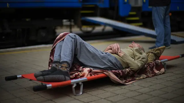 Kereta diubah menjadi transportasi medis di Ukraina