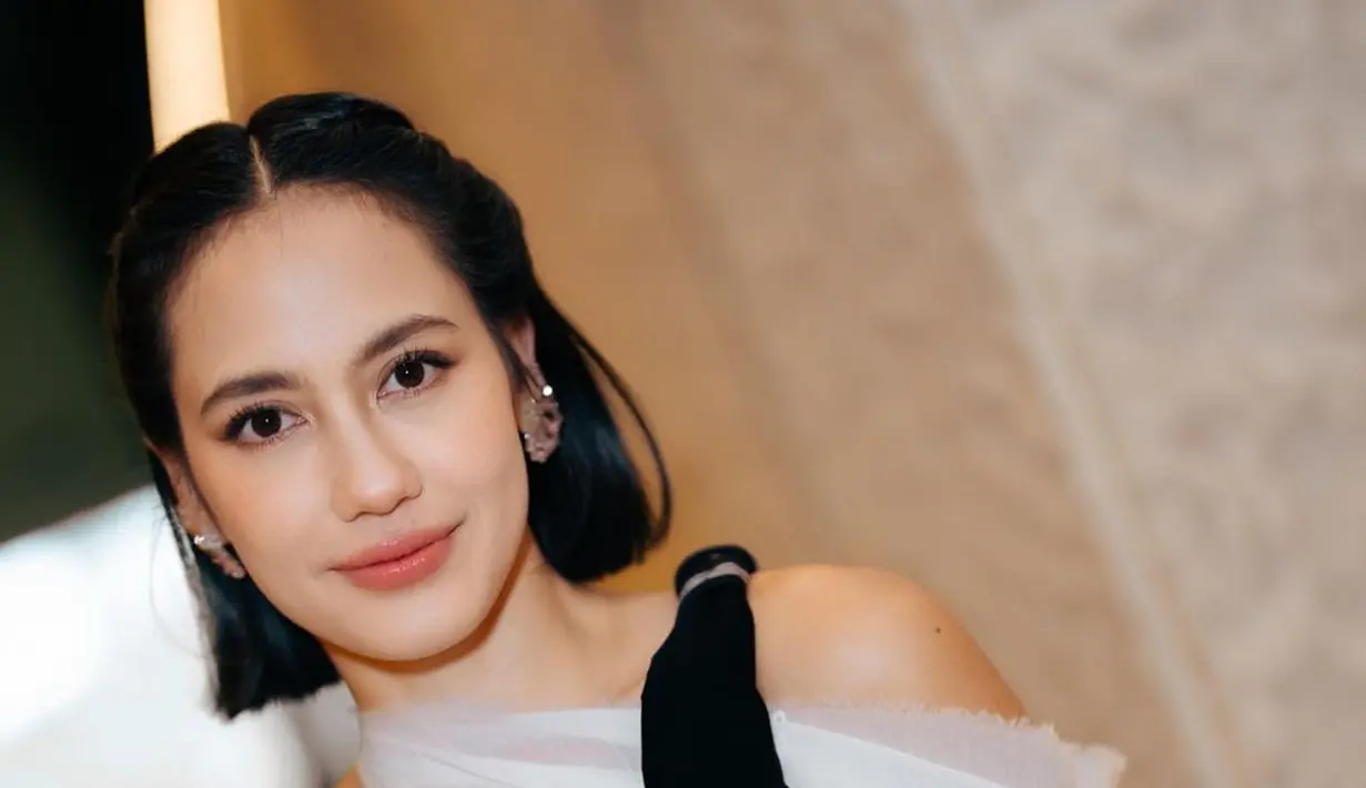 Pevita Pearce yang terbiasa dengan rambut panjangnya, baru-baru ini memamerkan gaya rambut pendek. Tak sedikitpun mengurangi pesonanya, Pevita justru tampil makin cantik dengan penampilan fresh. Foto: Instagram.